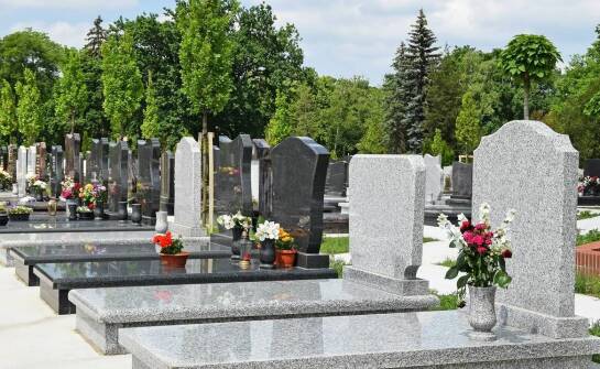 Liternictwo na granitowych nagrobkach – jak wybrać styl i materiał?