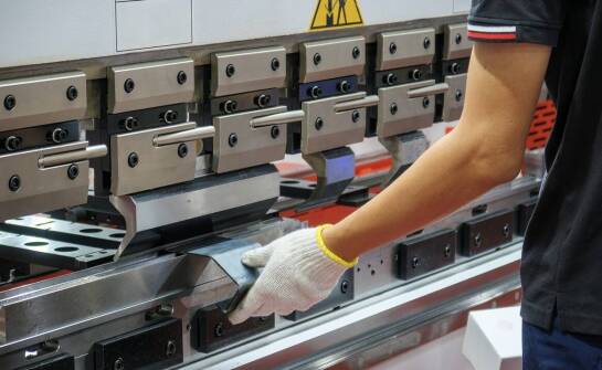 Wykorzystanie technologii CNC w procesie gięcia blach w Pomorskiem