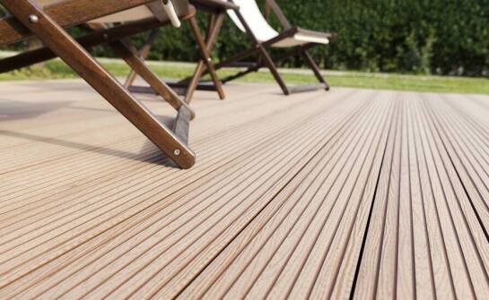 Drewniane tarasy jako eleganckie uzupełnienie zewnętrznej przestrzeni