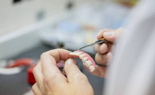 Jakie innowacje wprowadzono w technice naprawy zębowych protez?