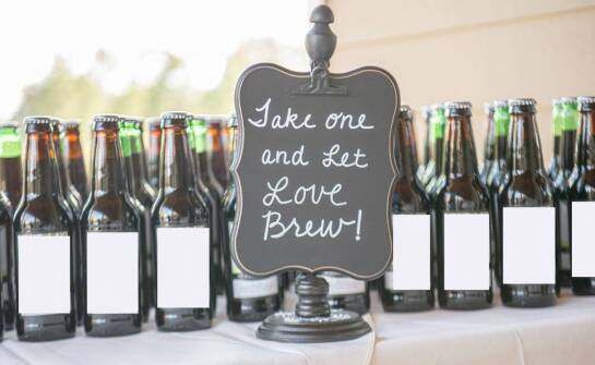 Wybór alkoholu na wesele – jak hurtownie pomagają zrównoważyć budżet?