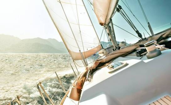 Jakie są najczęstsze pytania dotyczące rejsów z sternikiem?