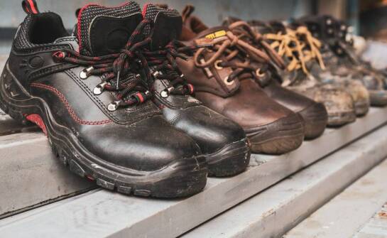 Ergonomia i wygoda – jak robocze sandały wpływają na efektywność pracy?