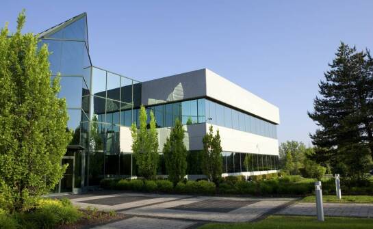 Wpływ profesjonalnego mycia okien na estetykę komercyjnych budynków