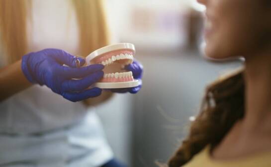 Współpraca ortodonty i stomatologicznego chirurga – co to oznacza dla pacjenta?