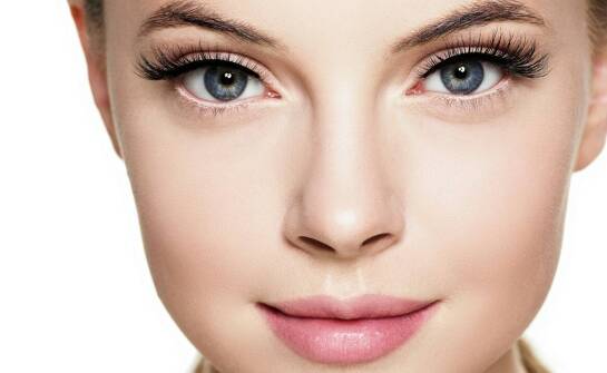 Jak dobór kształtu brwi wpływa na ogólny wygląd twarzy po permanentnym makijażu?