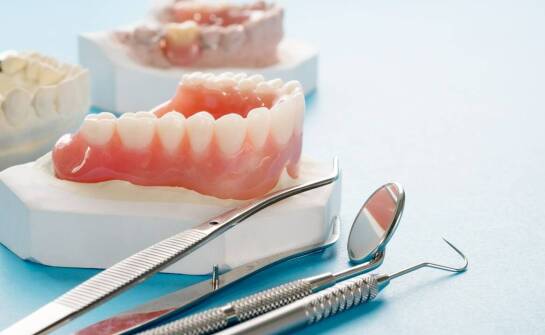 Płyn do płukania jamy ustnej – kluczowy element pielęgnacji protez zębowych