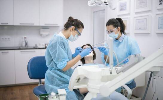 Jak nowoczesny sprzęt wpływa na skuteczność stomatologicznego leczenia?