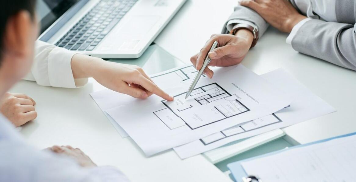 Dlaczego warto postawić na profesjonalne doradztwo przy wyborze dachowych okien?