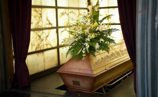 Znaczenie florystyki w organizacji ceremonii pogrzebowej – porady od zakładu.