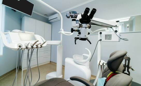 Mikroskopy stomatologiczne – dlaczego warto zainwestować w precyzyjne narzędzia?