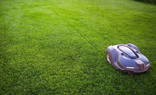 Jakie są najważniejsze zalety użytkowania automatycznych kosiarek w przestrzeni miejskiej?