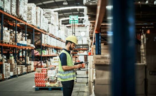 Jakie są najważniejsze procedury związane z obsługą przesyłek w magazynie celnym?