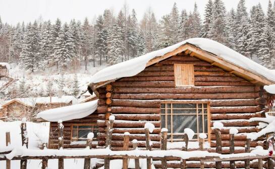 Jak domek z sauną w Beskidach łączy tradycyjną formę z nowoczesnym komfortem?