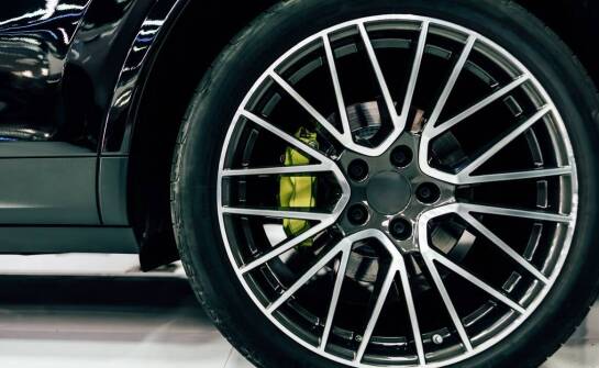 Jak geometria kół wpływa na prowadzenie pojazdu i komfort jazdy?