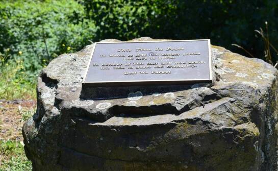 Wpływ warunków atmosferycznych na trwałość odnawianych napisów na pomnikach