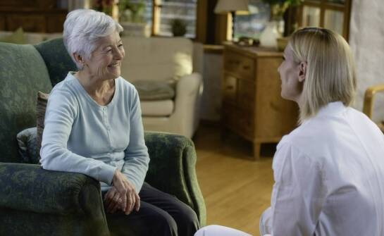 Jakie korzyści przynosi całodobowa opieka w domu dla spokojnej starości?