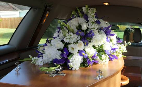 Jakie kwiaty wybrać na ceremonię kremacyjną? Porady dla florystów