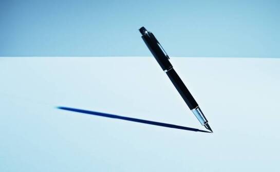 Długopisy na prezent – jak grawerowanie dodaje im wyjątkowości?