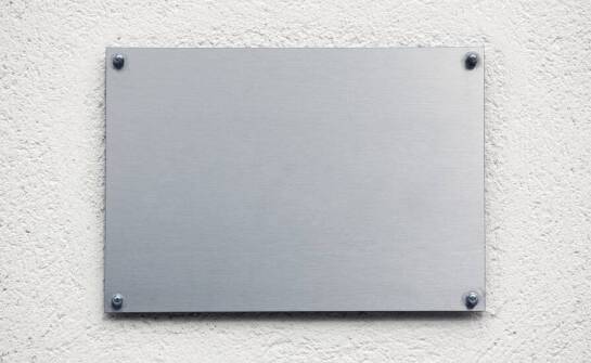 Ekologiczne aspekty produkcji metalowych tabliczek z napisami