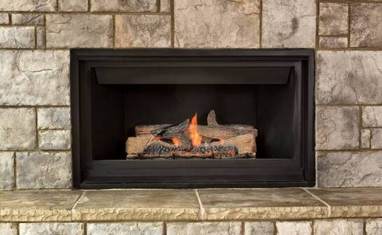 Jak kominki z naturalnego kamienia wpływają na wartość nieruchomości?