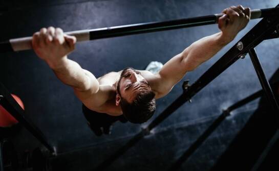 Sprzęt do kalisteniki: jak wpływa na poprawę fizycznej i psychicznej kondycji?