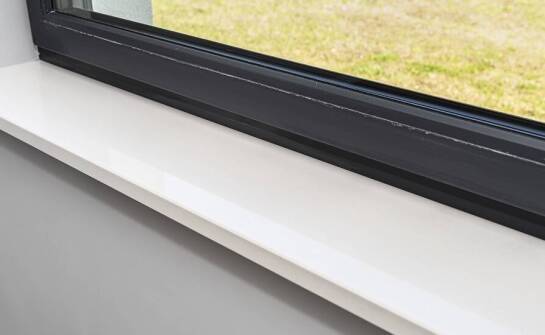 Ciepły parapet a tradycyjne rozwiązania – co wybrać?