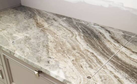 Zalety posiadania kamiennych blatów w przestrzeni roboczej