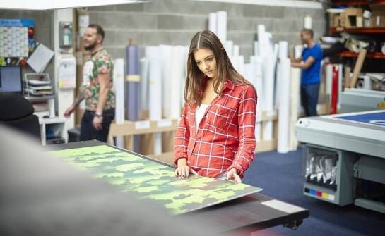 Jak ścienny druk może wspierać branding firmy?