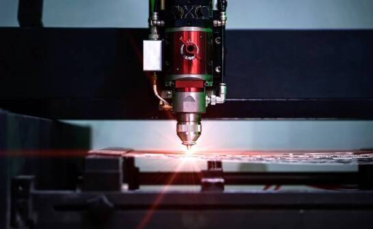 Jak laser Fiber rewolucjonizuje cięcie blach o dużej grubości?