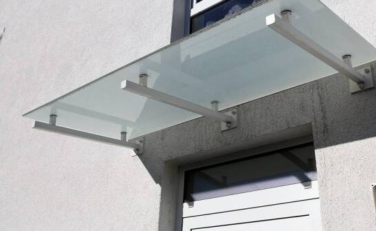 Personalizacja zadaszeń nad wejściem: jakie opcje oferuje rynek?