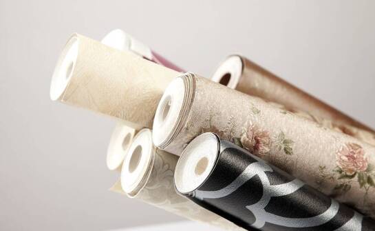 Winylowe czy papierowe tapety do sypialni – co jest bardziej praktyczne?