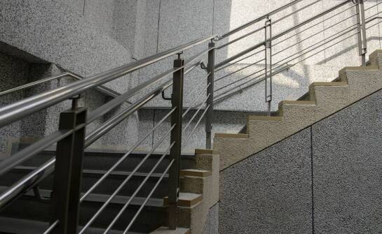 Dlaczego balustrady zewnętrzne na schody są kluczowym elementem każdego projektu?