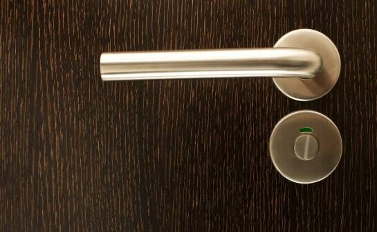 Dźwiękoszczelne drzwi w hotelach – komfort gości na pierwszym miejscu