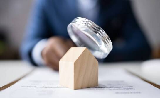 Jakie są kluczowe aspekty współpracy z majątkowym rzeczoznawcą przy zakupie domu?