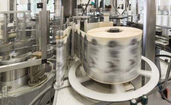 Jakie możliwości daje personalizacja etykiet na folii przezroczystej?