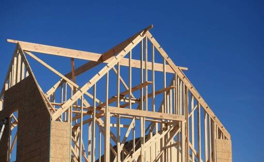 Jakie są różnice w kosztach eksploatacji między tanimi szkieletowymi domami a murowanymi?