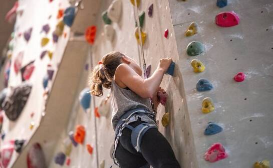 Jakie umiejętności interpersonalne rozwija kurs dla instruktora wspinaczki skalnej?