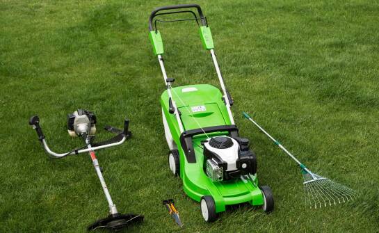 Jak spalinowe kosiarki pomagają w utrzymaniu estetyki ogrodu?