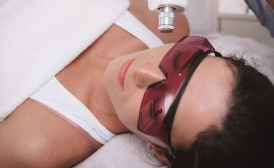 W jaki sposób laseroterapia wspiera proces redukcji zmarszczek?