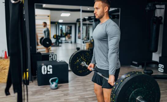 Jakie cechy powinny mieć męskie stroje na siłownię, aby zwiększyć efektywność treningu?