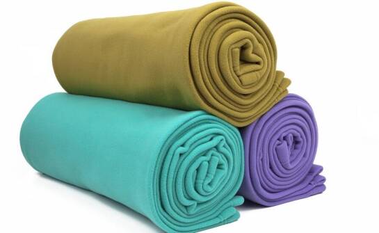 Kolorowe polarowe koce jako dekoracyjny element w pokoju dziecięcym