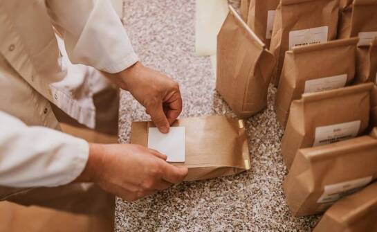 Jakie wyzwania pojawiają się przy produkcji etykiet typu peel-off?