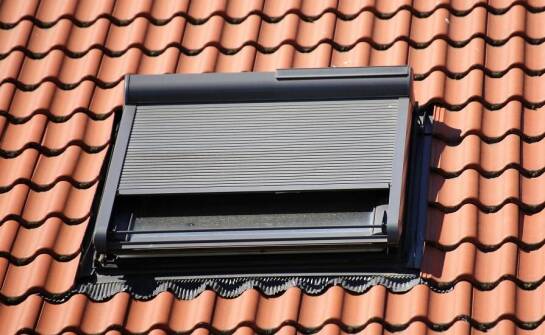 Jak rolety dachowe do okien mogą zwiększyć bezpieczeństwo domu?