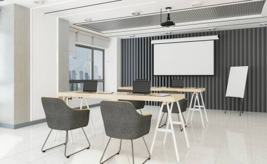 Przewodnik po wyposażeniu szkoleniowych sal – na co zwrócić uwagę przed wynajmem?