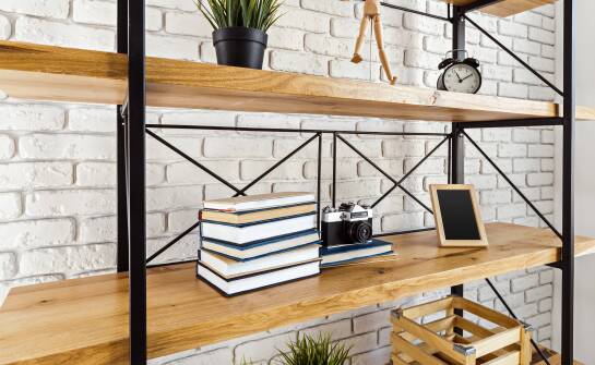 Dlaczego warto inwestować w drewniane modułowe półki?