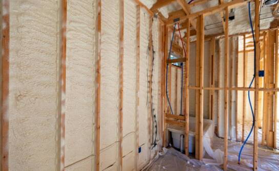 Jakie są efekty stosowania natryskowych izolacji w redukcji kosztów ogrzewania?