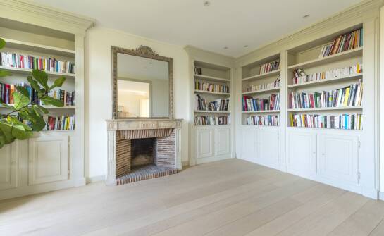 Jakie rodzaje drewnianych regałów do książek wybrać do nowoczesnego wnętrza?