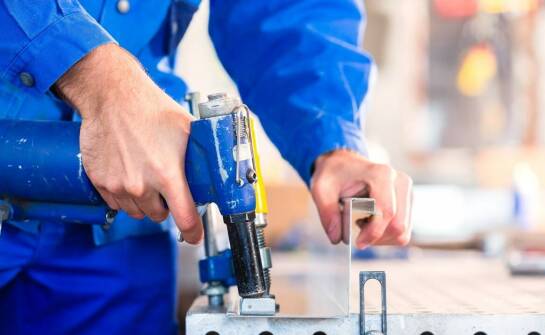 Co obejmuje obróbka blacharska balkonu?