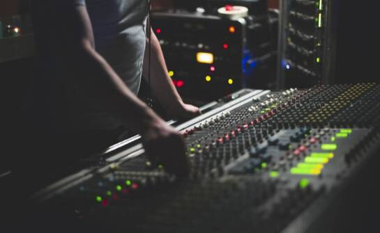 Wykorzystanie głosów z banku w tworzeniu spotów reklamowych